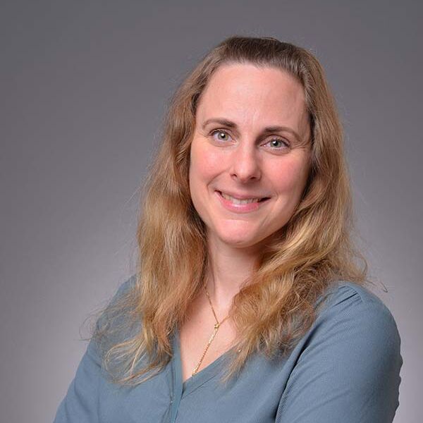 Professionelles Foto von Jasmin Grießer, sozialpädagogische Begleitung beim IBB, die freundlich lächelnd in die Kamera sieht.