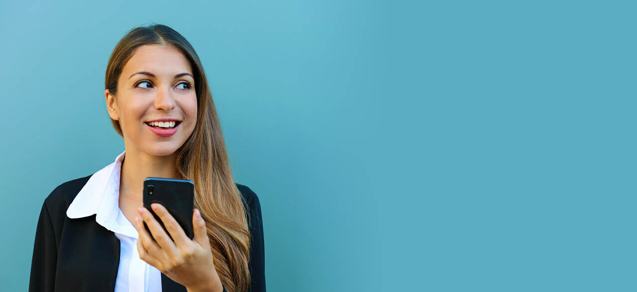 eine Frau in einem Business-Anzug mit einem Handy